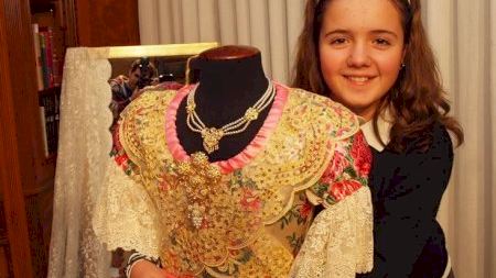 Fallas 2011 - La Ravalera - Traje Reina Infantil