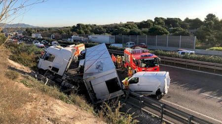 Aparatos accident múltiple a la A-7 a Paterna