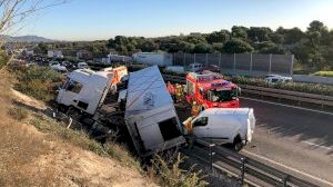 Aparatos accident múltiple a la A-7 a Paterna