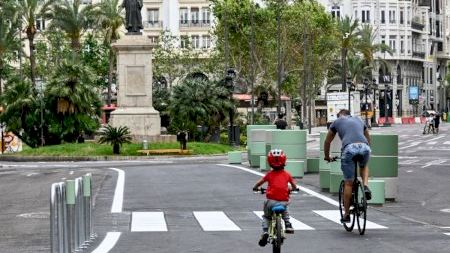 La peatonalització de la plaça de l'Ajuntament, abans i després