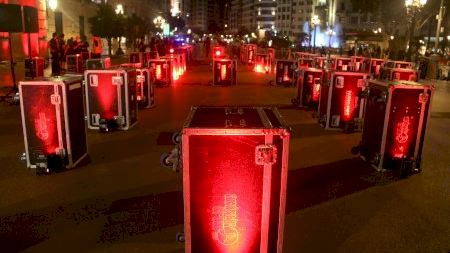 València es  tiny de roig en suport al sector de l'espectacle