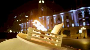 Monument d'esperança i homenatge a les Falles a la plaça de l'Ajuntament