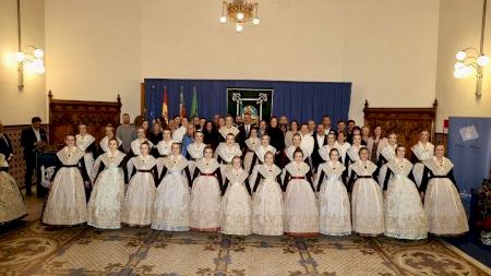 Descobreix la indumentària oficial de les Falleres Majors de València i les seues Corts d'Honor