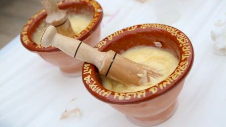 Mare de Déu de Gràcia 2023. VI Elaboració d'allioli