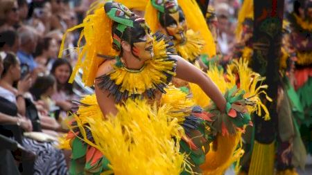 Fogueres 2024. Desfilada folklórica internacional - 01