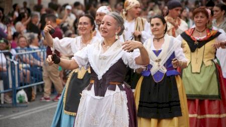 Fogueres 2024. Desfilada folklórica internacional - 02