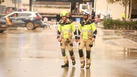 Els bombers treballen al parking del Centre Comercial Bonaire