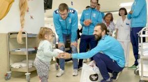 Los jugadores del CV L'Illa-Grau visitan a la infancia hospitalizada en el General de Castelló