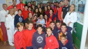 Los jugadores del C.D. Agustinos entregan regalos a los pacientes del Hospital de Sant Joan