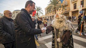 Los Reyes Magos llegan a Elche y reciben a cientos de niños en el Palacio de Altamira