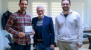 Entrega de placas a los jóvenes emprendedores