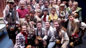 El musical “Oliver Twist” llenó l’Auditori de público infantil