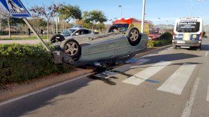 Un turismo vuelca después de colisionar con otro vehículo en Castellón