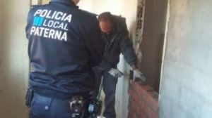 Paterna continua el tapiat d'habitatges de la finca groga i ultima el desallotjament de l'edifici - (foto 2)