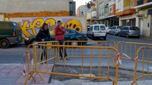 El Ayuntamiento de la Vall d’Uixó renueva la acera de la calle Juan Capó para hacerla accesible