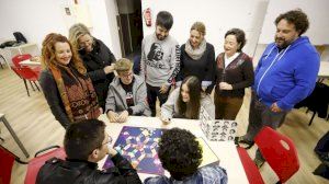 Huellas Borradas de Mujer dona al taller de juegos del CIJA un ejemplar de Feminismos Reunidos