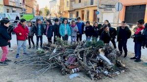 Els xiquets d'Almassora visiten a Sant Antoni en la vespra de la primera Matxà d'Interés Turístic Provincial