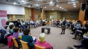 Más de 30 personas asisten al club de lectura feminista organizado por Huellas Borradas de Mujer