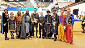 Los Moros y Cristianos de Elda presentan en Fitur el folleto promocional de su 75 aniversario