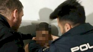 La Policía Nacional evita que un joven se desangre tras realizarse un corte en la garganta con un cuchillo