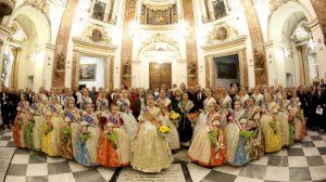 Las Falleras Mayores de Valencia ofrecen sus ramos a la Mare de Déu