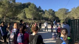 Vecinos de Pilar de la Horadada limpian la ruta de senderismo de Río Seco en el Día de la Educación Ambiental