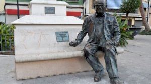 La estatua de Vicent Andrés Estellés está es su ubicación y en perfectas condiciones