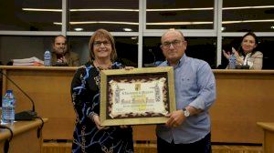 El treballador municipal, Manolo Moratalla Pintor, rep l'orla de jubilació