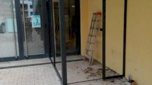 L'Ajuntament d'Almussafes substitueix la porta d'accés a la sala de billar del Pavelló - (foto 2) L'Ajuntament d'Almussafes substitueix la porta d'accés a la sala de billar del Pavelló - (foto 2)