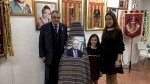 El poeta valenciano Don Joan Antoni Alapont Pérez recibe el II Premi Regina Falles de Valencia, Ángeles Algarra  - (foto 2)