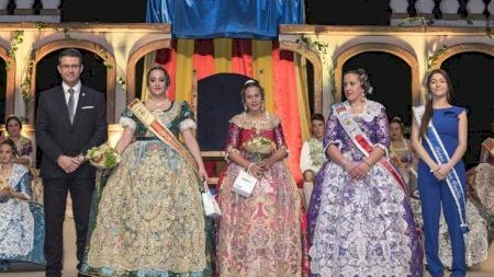 La Falla Mig Camí d'Almussafes exalta a les seues Falleres Majors, Dalya Ríos i Estefanía Asins
