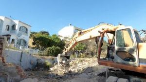 El Ayuntamiento derriba la piscina de Urb. “Pueblo Español” a petición de los vecinos