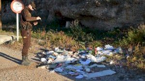 Abandonan un vertido ilegal en el Paisaje Protegido de la Desembocadura del río Mijares con información personal