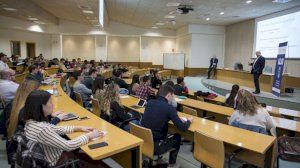 Més de 100 persones participen en el seminari de Lideratge Internacional de l'Aula Torrecid de l'UJI   - (foto 3)