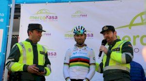 Cientos de personas disfrutan de la salida de la tercera etapa de la Volta Ciclista a la Comunitat Valenciana en Quart de Poblet