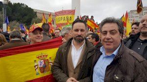 Más de un centenar de militantes de Vox Valencia  han participado en la concentración de Madrid para pedir la dimisión de Pedro Sánchez