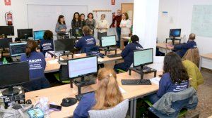 Los cursos de atención sociosanitaria y confección de páginas web forman a 20 personas en el CFO de Paiporta - (foto 2) Los cursos de atención sociosanitaria y confección de páginas web forman a 20 personas en el CFO de Paiporta - (foto 2)
