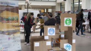 Una treintena de personas participan en la creación de una escultura sobre los objetivos en sostenibilidad - (foto 3) Una treintena de personas participan en la creación de una escultura sobre los objetivos en sostenibilidad - (foto 3)