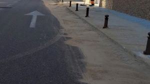 Cullera retira l'arena depositada en espais urbans pels forts vents - (foto 2)