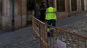 El Ayuntamiento procede a la adecuación de los adoquines de las calles Mayor y Villavieja 