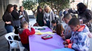 Una obra de arte comunitaria conmemora el Día Internacional contra el Cáncer Infantil en Almassora