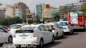 València pacta amb els taxistes fixar una hora d'espera als VTC 