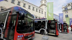 El alcalde presenta los primeros cinco autobuses híbridos-eléctricos de Alicante