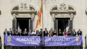 El Ayuntamiento de Alicante despliega una pancarta por la igualdad en conmemoración del 8 de Marzo