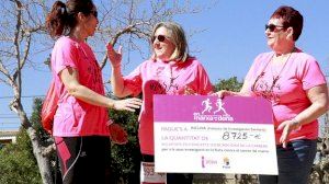 Una marea rosa amb més de 1.500 veïns solidaris va inundar Puçol el diumenge