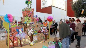 Las personas mayores comienzan las actividades falleras con la plantà