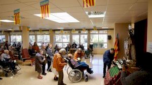 Mayores usuarios de la residencia “San Antonio de Benagéber” celebran una ofrenda fallera y la cremà de su falla