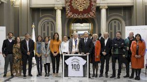 El València Club de Futbol lliura a l'alcalde la bandera del seu centenari - (foto 4) El València Club de Futbol lliura a l'alcalde la bandera del seu centenari - (foto 4)