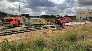 Un hombre queda atrapado en un accidente de tráfico sobre las vías del tren en Chiva