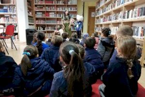 El ciclo de Infantil de La Mediterrània visita la biblioteca de Oropesa del Mar